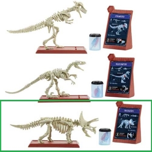 Jurassic World: Fallen Kingdom Triceratops Fossil Strikers Kit 